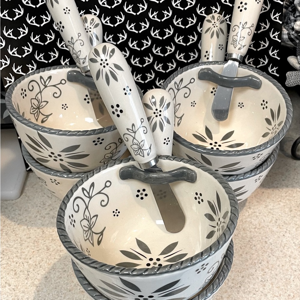 Set of 6 Temp-tations Old World gray pedestal bowls with spreaders.